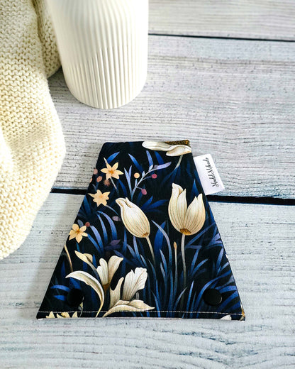 Nadelgarage Trio Midnight Bloom – florales Design in Blau und Creme, handgenäht in Bayern von Nadelmikado