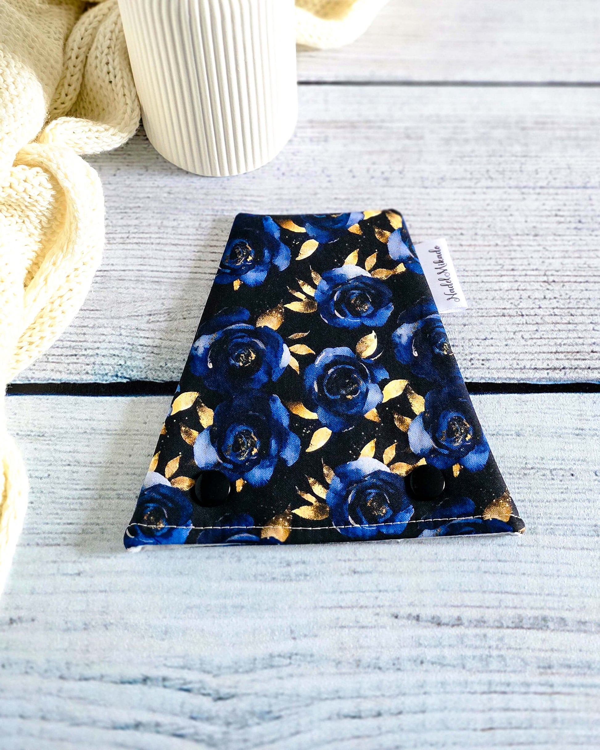 Nadelgarage Trio Midnight Blooms – Rosenmotiv in Dunkelblau mit Goldakzenten - Handmade in Bayern von Nadelmikado