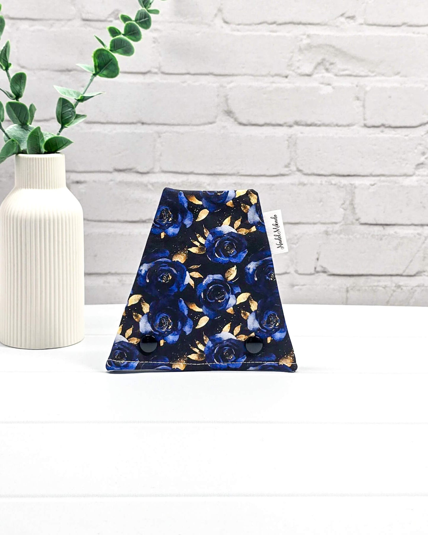 Nadelgarage Trio Midnight Blooms – Rosenmotiv in Dunkelblau mit Goldakzenten - Handmade in Bayern von Nadelmikado