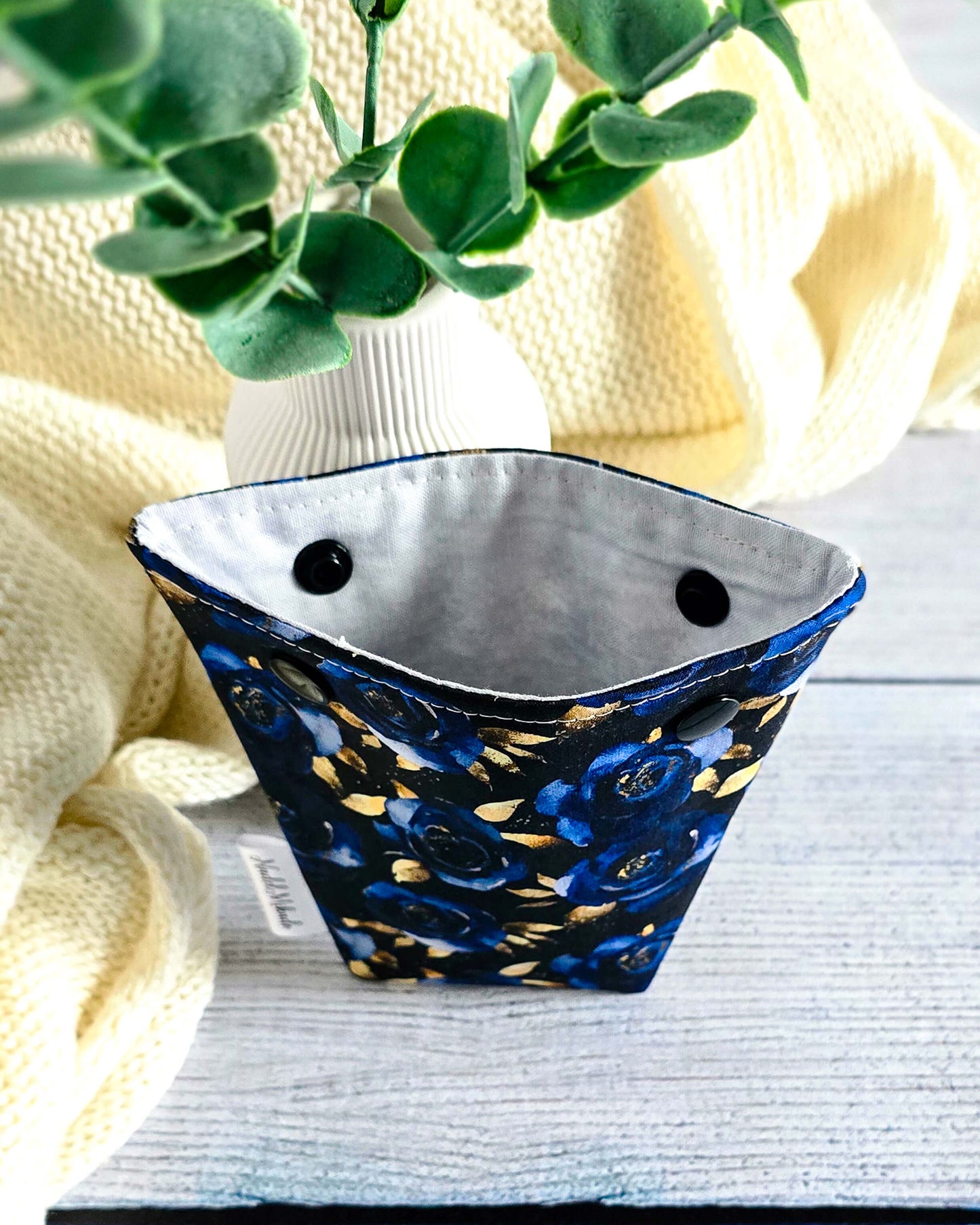 Nadelgarage Trio Midnight Blooms – Rosenmotiv in Dunkelblau mit Goldakzenten - Handmade in Bayern von Nadelmikado