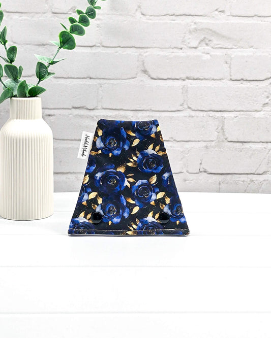 Nadelgarage Trio Midnight Blooms – Rosenmotiv in Dunkelblau mit Goldakzenten - Handmade in Bayern von Nadelmikado