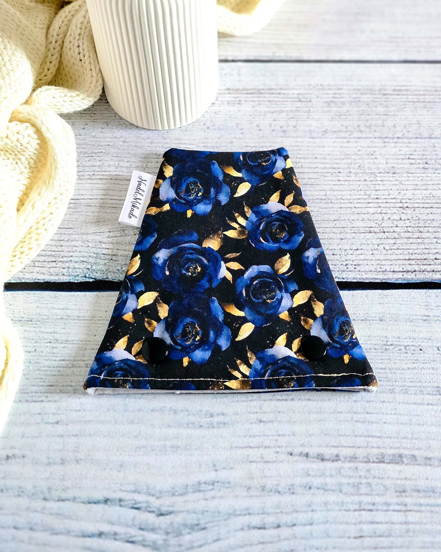 Nadelgarage Trio Midnight Blooms – Rosenmotiv in Dunkelblau mit Goldakzenten - Handmade in Bayern von Nadelmikado