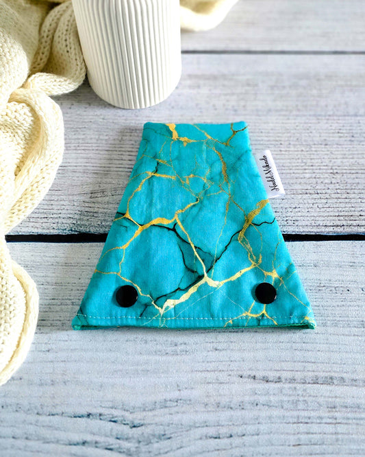 Nadelgarage Trio Ocean Marble – türkis-goldenes Marmormuster, handgenäht in Bayern von Nadelmikado