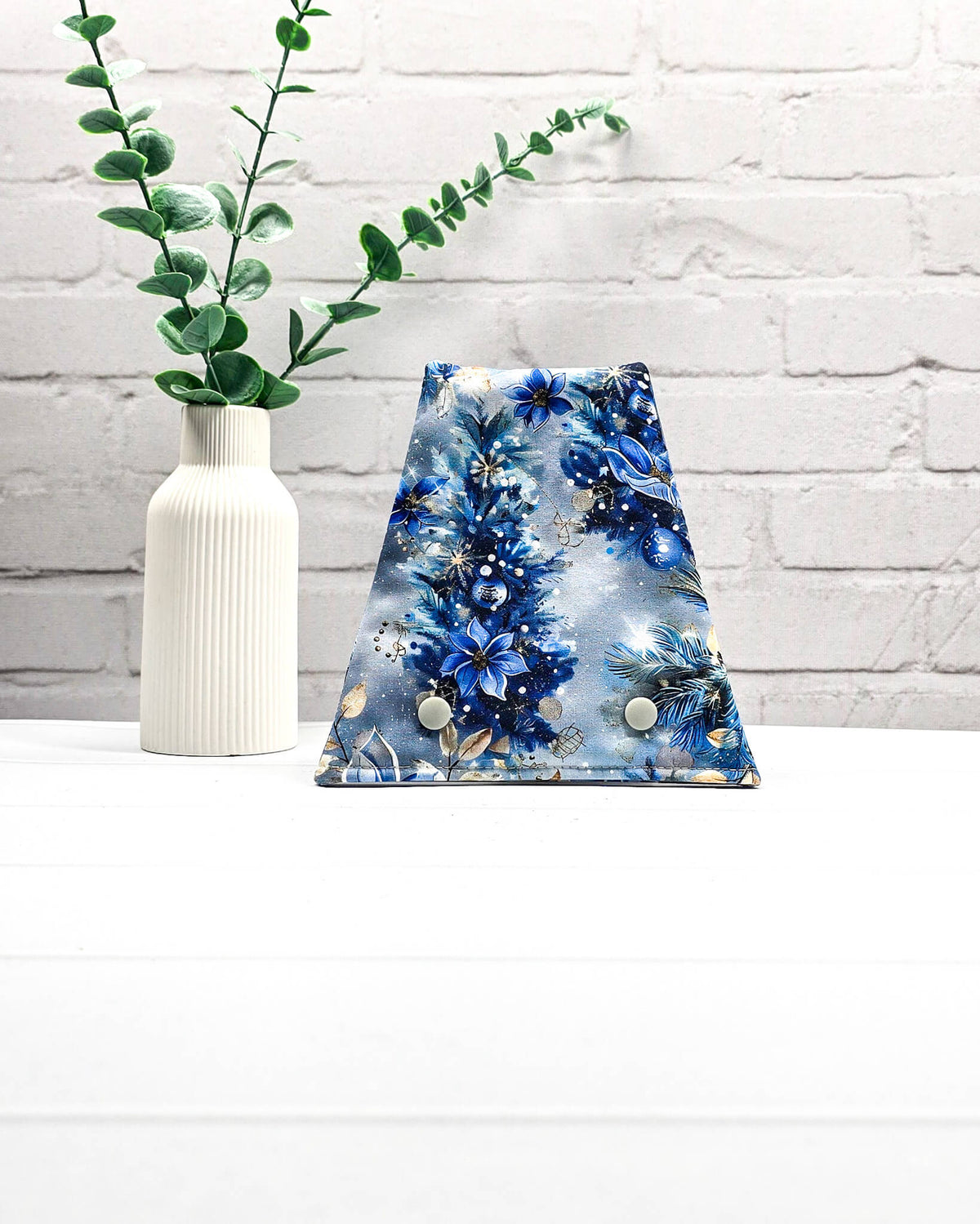 Nadelgarage für Trio-Stricknadeln mit winterlichem Weihnachtsmotiv in Blau, Tannenzweigen, Blumen und Kugeln sowie zwei hellen Druckknöpfen. Handgenäht in Bayern von Nadelmikado.