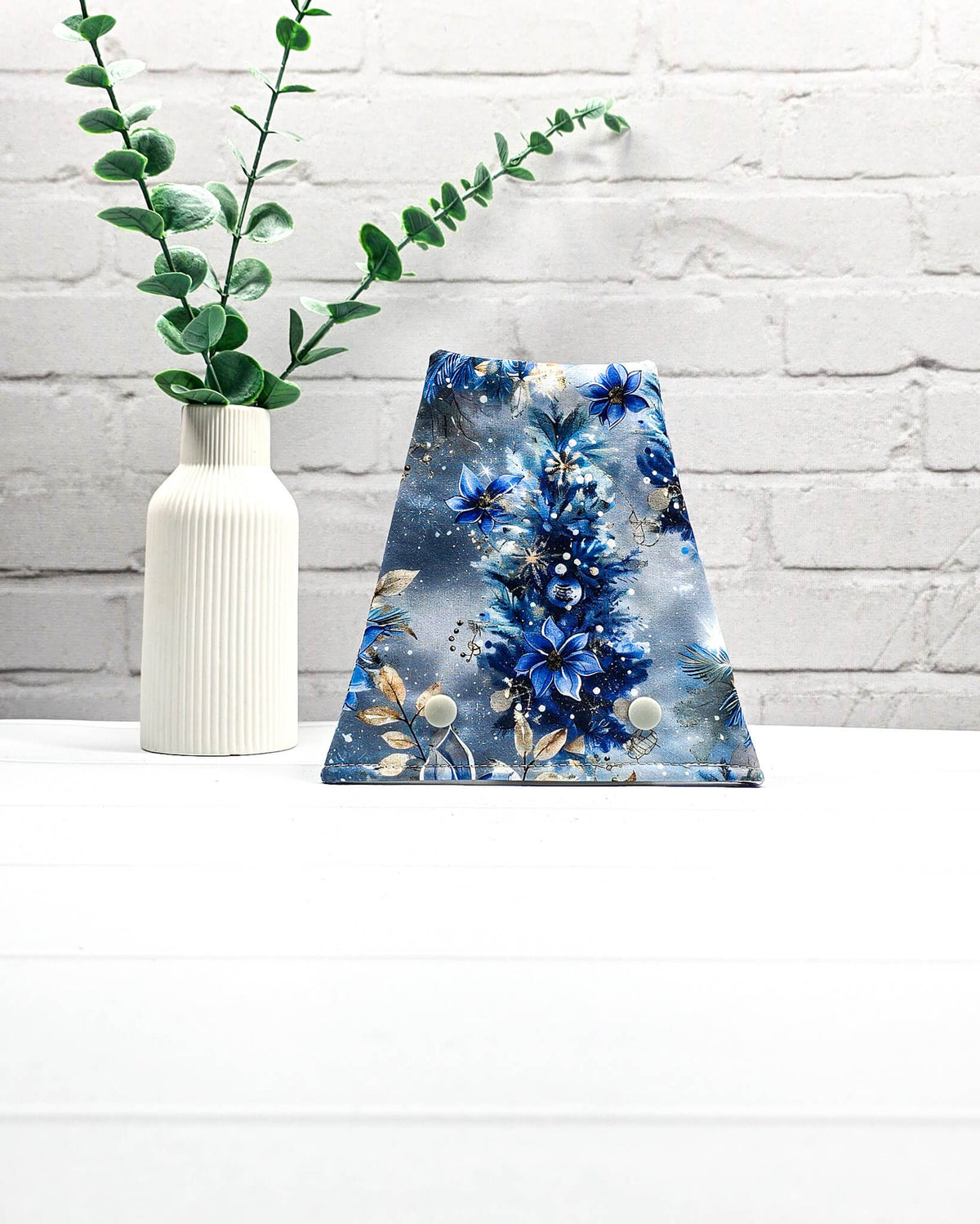 Nadelgarage für Trio-Stricknadeln mit winterlichem Weihnachtsmotiv in Blau, Tannenzweigen, Blumen und Kugeln sowie zwei hellen Druckknöpfen. Handgenäht in Bayern von Nadelmikado.