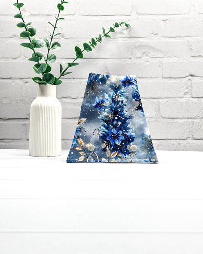 Nadelgarage für Trio-Stricknadeln mit winterlichem Weihnachtsmotiv in Blau, Tannenzweigen, Blumen und Kugeln sowie zwei hellen Druckknöpfen. Handgenäht in Bayern von Nadelmikado.