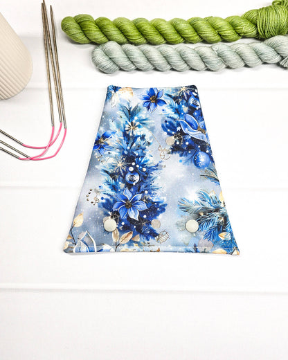 Nadelgarage für Trio-Stricknadeln mit winterlichem Weihnachtsmotiv in Blau, Tannenzweigen, Blumen und Kugeln sowie zwei hellen Druckknöpfen. Handgenäht in Bayern von Nadelmikado.