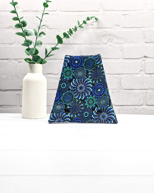 Nadelgarage für Trio-Stricknadeln mit floralen Ornamenten in Blau, Türkis und Schwarz sowie zwei schwarzen Druckknöpfen. Handgenäht in Bayern von Nadelmikado.