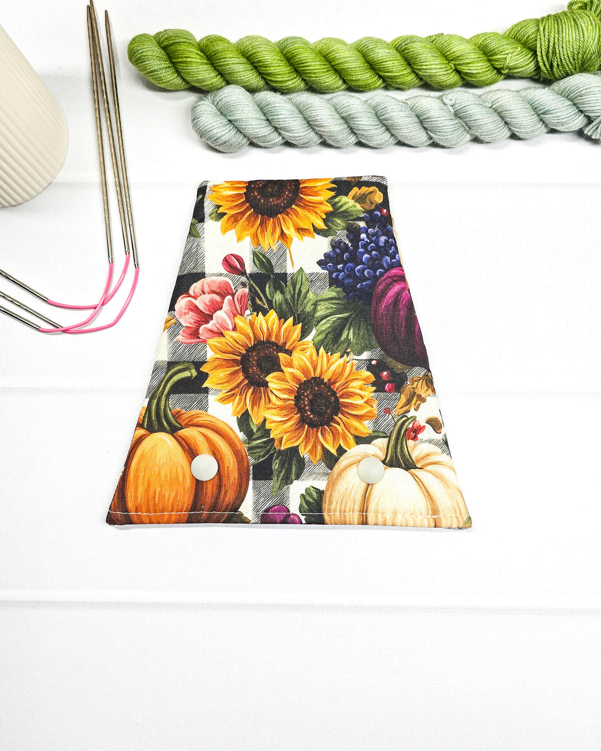 Nadelgarage für Trio-Stricknadeln mit Sonnenblumen, Kürbissen und herbstlichem Muster in Gelb, Orange, Grün und Schwarz-Weiß mit zwei hellen Druckknöpfen. Handgenäht in Bayern von Nadelmikado.