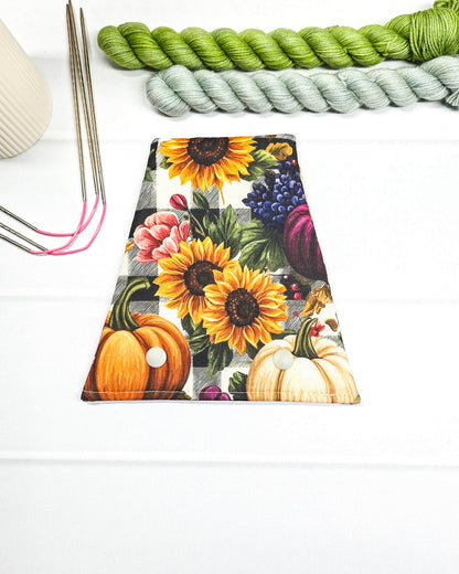 Nadelgarage für Trio-Stricknadeln mit Sonnenblumen, Kürbissen und herbstlichem Muster in Gelb, Orange, Grün und Schwarz-Weiß mit zwei hellen Druckknöpfen. Handgenäht in Bayern von Nadelmikado.