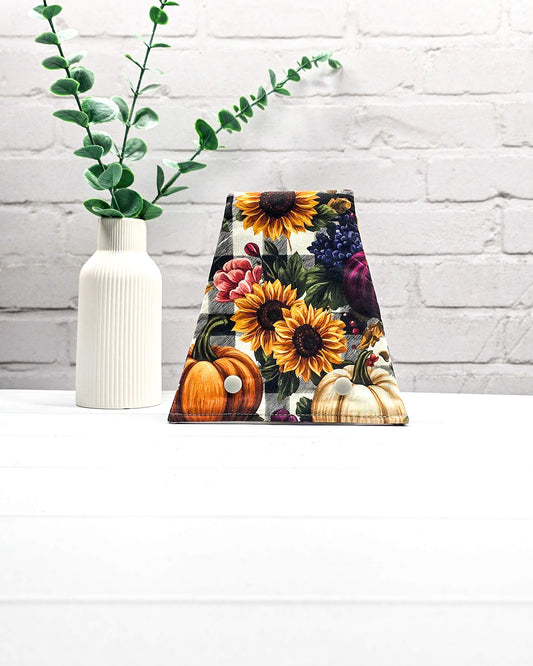 Nadelgarage für Trio-Stricknadeln mit Sonnenblumen, Kürbissen und herbstlichem Muster in Gelb, Orange, Grün und Schwarz-Weiß mit zwei hellen Druckknöpfen. Handgenäht in Bayern von Nadelmikado.