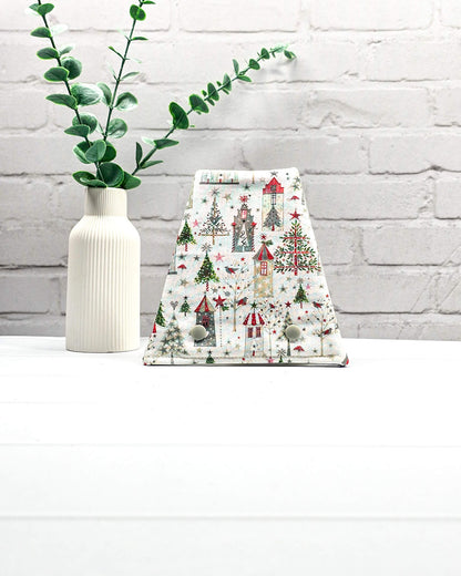 Nadelgarage für Trio-Stricknadeln mit weihnachtlichen Häusern, Tannenbäumen und Sternen auf weißem Stoff und zwei Druckknöpfen. Handgenäht in Bayern von Nadelmikado.