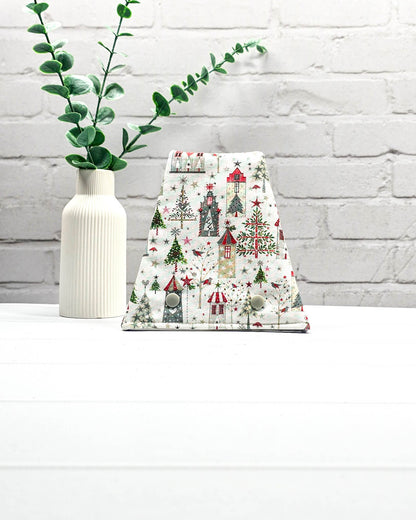 Nadelgarage für Trio-Stricknadeln mit weihnachtlichen Häusern, Tannenbäumen und Sternen auf weißem Stoff und zwei Druckknöpfen. Handgenäht in Bayern von Nadelmikado.