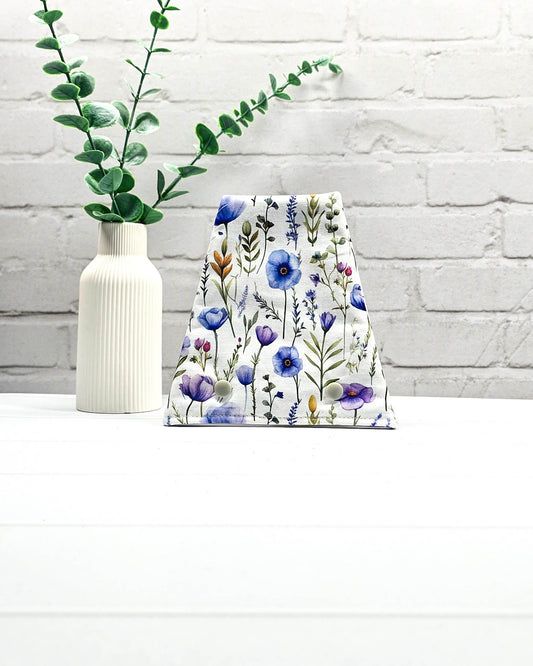 Nadelgarage für Trio-Stricknadeln aus weißem Stoff mit zarten Wildblumen in Blau, Lila und Grün sowie zwei hellen Druckknöpfen. Handgenäht in Bayern von Nadelmikado.
