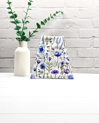 Nadelgarage für Trio-Stricknadeln aus weißem Stoff mit zarten Wildblumen in Blau, Lila und Grün sowie zwei hellen Druckknöpfen. Handgenäht in Bayern von Nadelmikado.