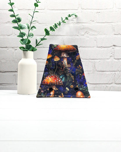 Nadelgarage für Trio-Stricknadeln aus dunklem Stoff mit Fliegenpilzen, Wildblumen und zwei schwarzen Druckknöpfen. Handgenäht in Bayern von Nadelmikado.