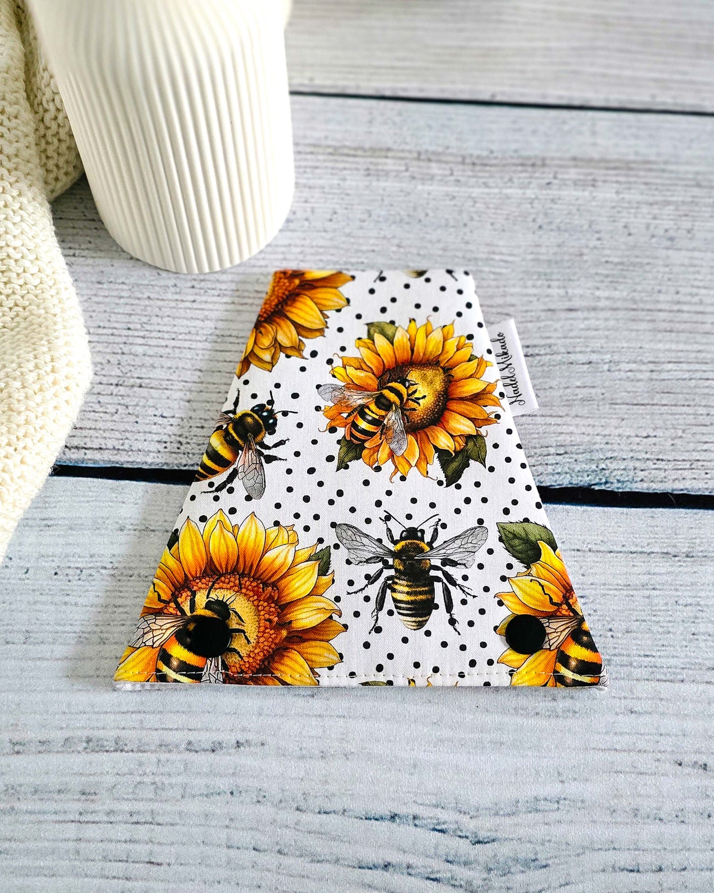 Nadelgarage Trio Sunny Buzz – Bienen & Sonnenblumenmotiv, handgenäht in Bayern von Nadelmikado