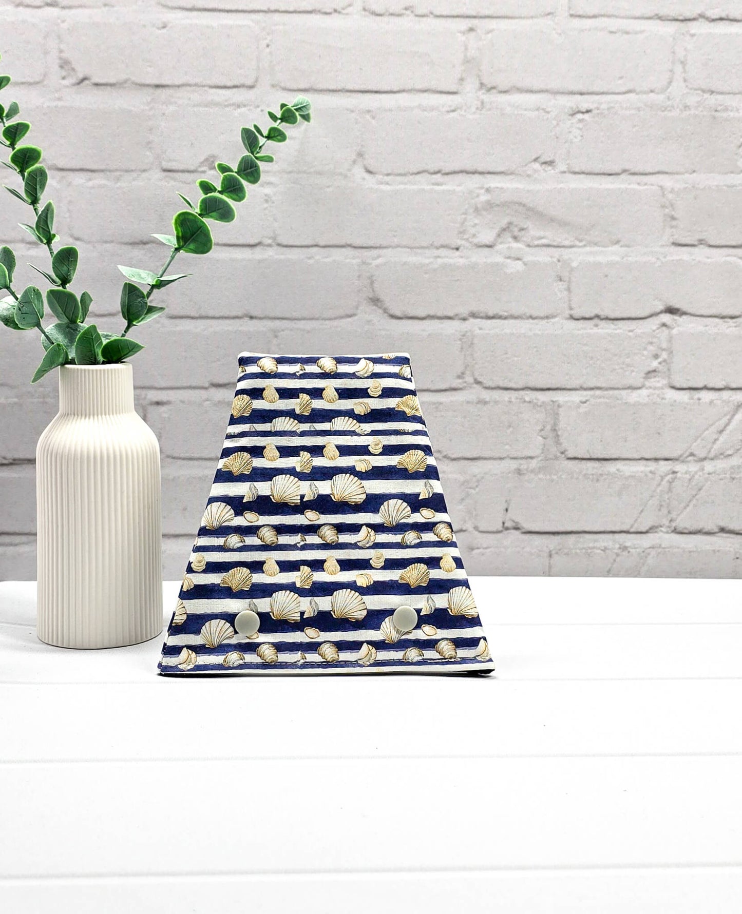Nadelgarage für Trios aus blau-weiß gestreiftem Stoff mit Muschelmotiven und zwei Druckknöpfen. Handgenäht in Bayern von Nadelmikado. 