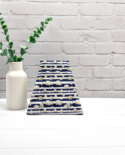 Nadelgarage für Trios aus blau-weiß gestreiftem Stoff mit Muschelmotiven und zwei Druckknöpfen. Handgenäht in Bayern von Nadelmikado. 