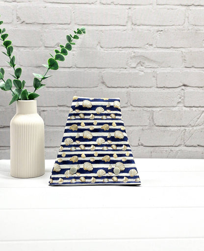 Nadelgarage für Trios aus blau-weiß gestreiftem Stoff mit Muschelmotiven und zwei Druckknöpfen. Handgenäht in Bayern von Nadelmikado. 