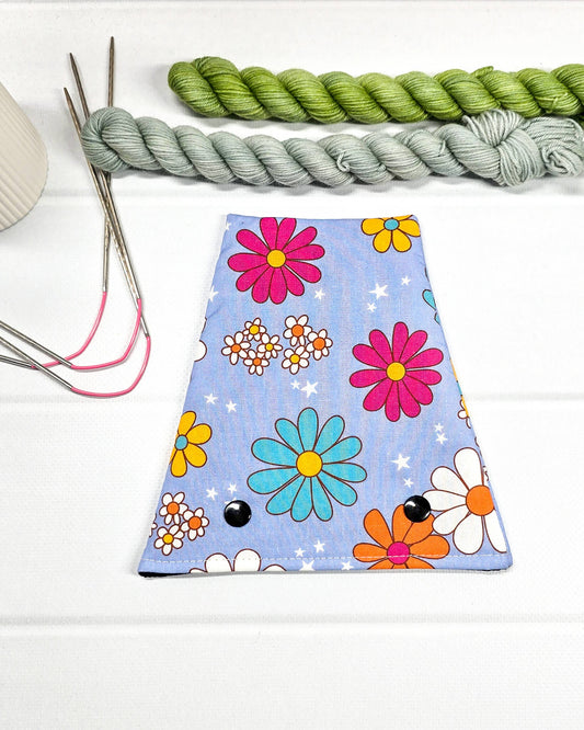 Nadelgarage für Trios aus hellblauem Stoff mit bunten Retro-Blumen und zwei schwarzen Druckknöpfen. Handgenäht in Bayern von Nadelmikado. 