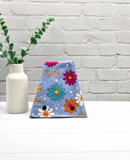 Nadelgarage für Trios aus hellblauem Stoff mit bunten Retro-Blumen und zwei schwarzen Druckknöpfen. Handgenäht in Bayern von Nadelmikado. 