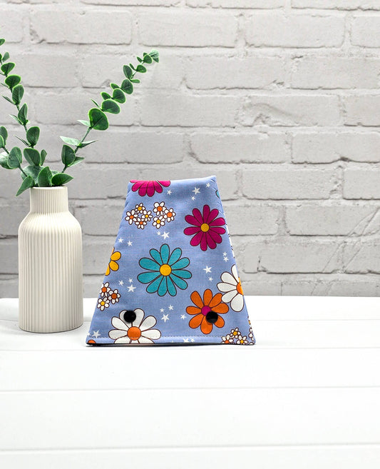 Nadelgarage für Trios aus hellblauem Stoff mit bunten Retro-Blumen und zwei schwarzen Druckknöpfen. Handgenäht in Bayern von Nadelmikado. 