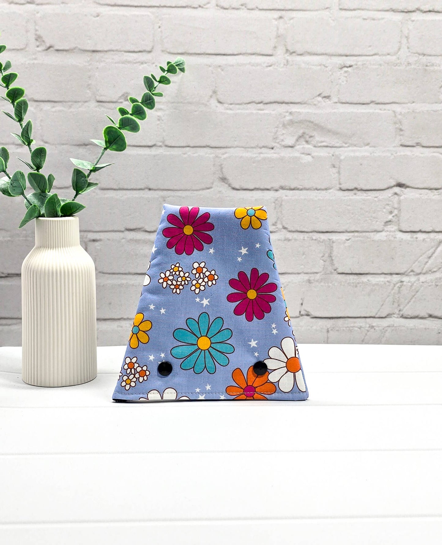 Nadelgarage für Trios aus hellblauem Stoff mit bunten Retro-Blumen und zwei schwarzen Druckknöpfen. Handgenäht in Bayern von Nadelmikado. 