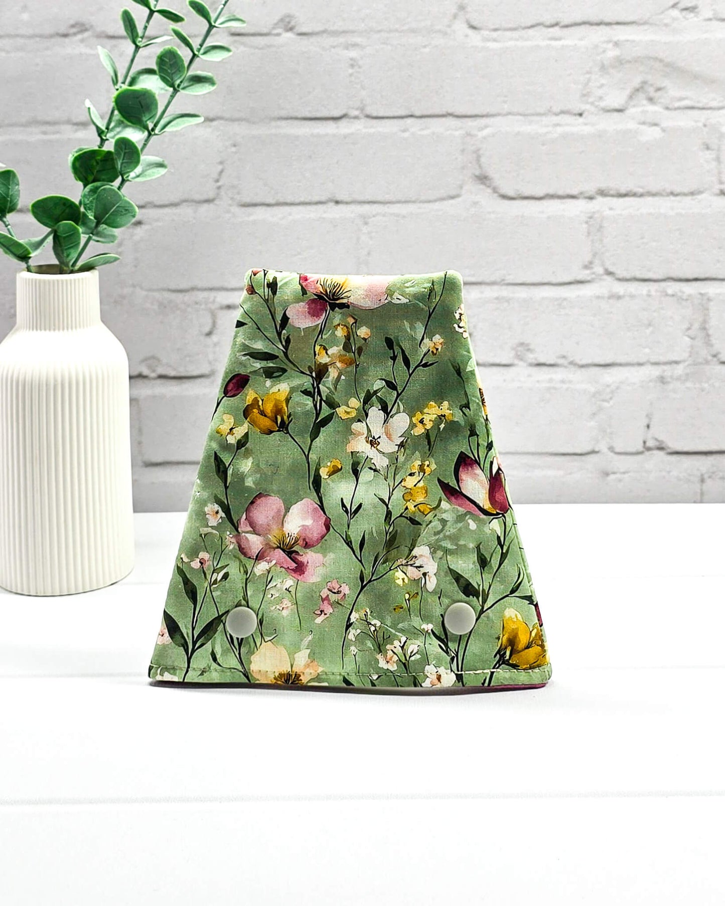 Trio Nadelgarage mit buntem Wildblumenmotiv auf salbeigrünem Grund und zwei hellgrauen Druckknöpfen. Handgenäht in Bayern von Nadelmikado.