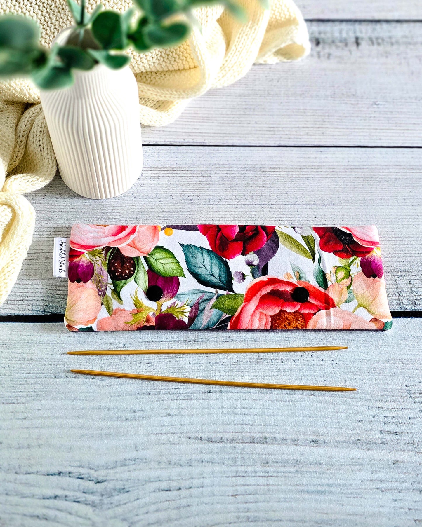 Nadelgarage „Berry Bloom“ für 20 cm Nadelspiele mit zwei Druckknöpfen, handgenäht von Nadelmikado aus Bayern