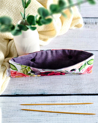 Nadelgarage „Berry Bloom“ für 20 cm Nadelspiele mit zwei Druckknöpfen, handgenäht von Nadelmikado aus Bayern