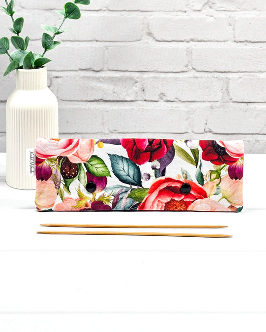 Nadelgarage „Berry Bloom“ für 20 cm Nadelspiele mit zwei Druckknöpfen, handgenäht von Nadelmikado aus Bayern