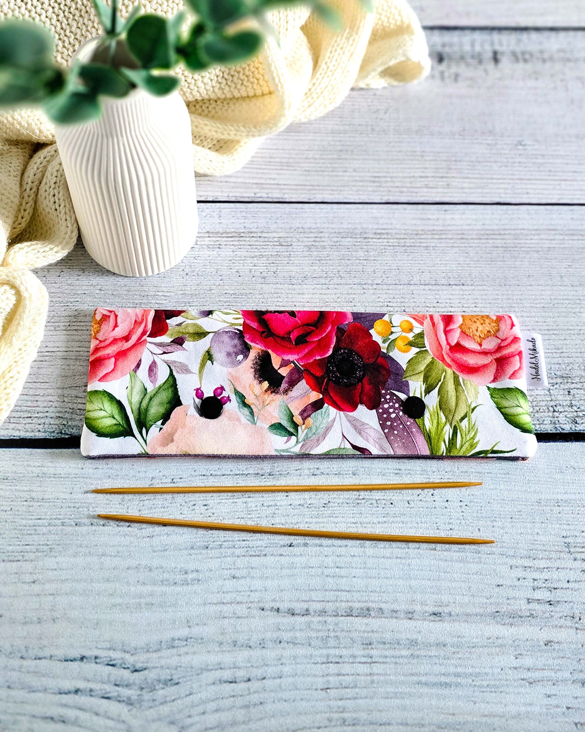 Nadelgarage „Berry Bloom“ für 20 cm Nadelspiele mit zwei Druckknöpfen, handgenäht von Nadelmikado aus Bayern