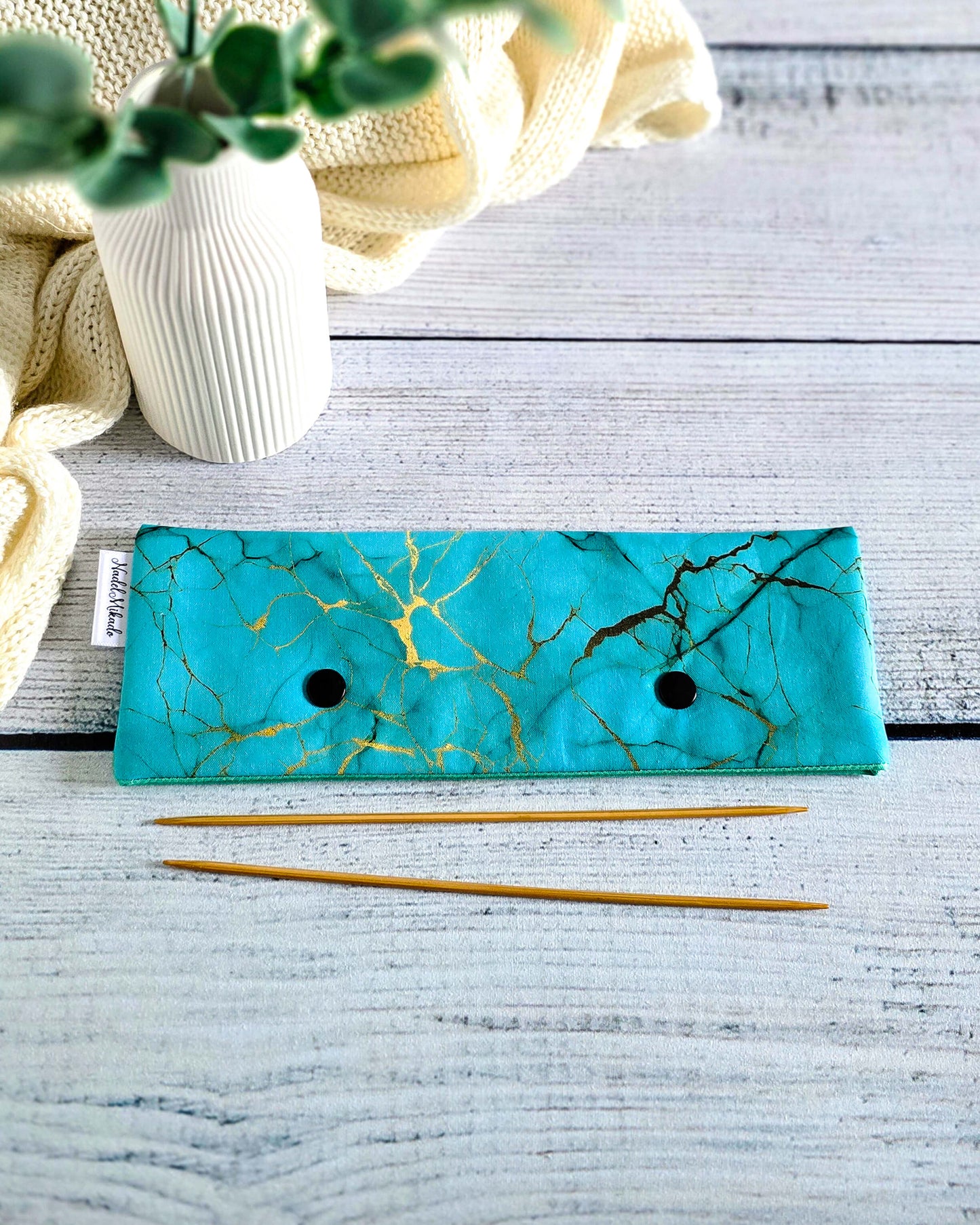 Nadelgarage „Golden Lines“ für 20 cm Nadelspiele mit zwei Druckknöpfen, handgenäht aus Bayern von Nadelmikado.