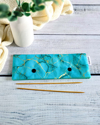 Nadelgarage „Golden Lines“ für 20 cm Nadelspiele mit zwei Druckknöpfen, handgenäht aus Bayern von Nadelmikado.