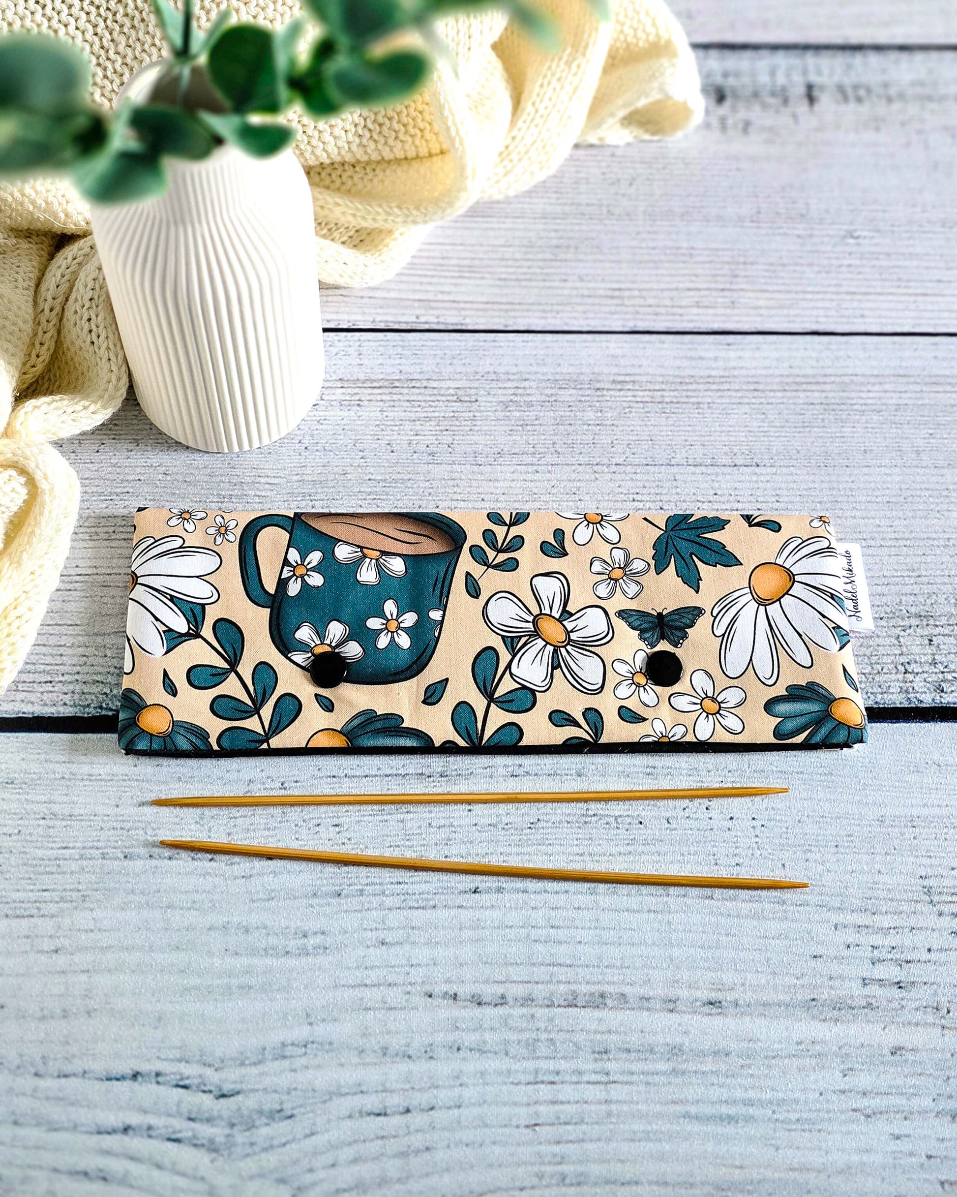 Nadelgarage „Tea & Daisies“ für 20 cm Nadelspiele mit zwei Druckknöpfen, handgenäht von Nadelmikado aus Bayern 