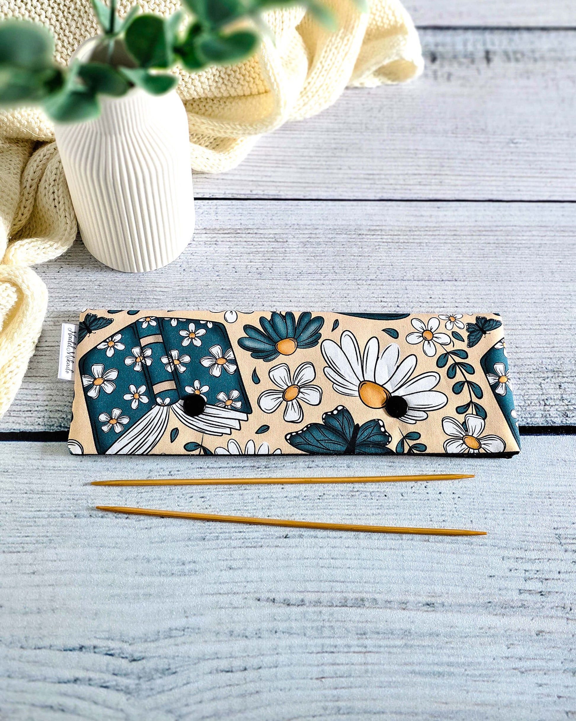 Nadelgarage „Tea & Daisies“ für 20 cm Nadelspiele mit zwei Druckknöpfen, handgenäht von Nadelmikado aus Bayern 