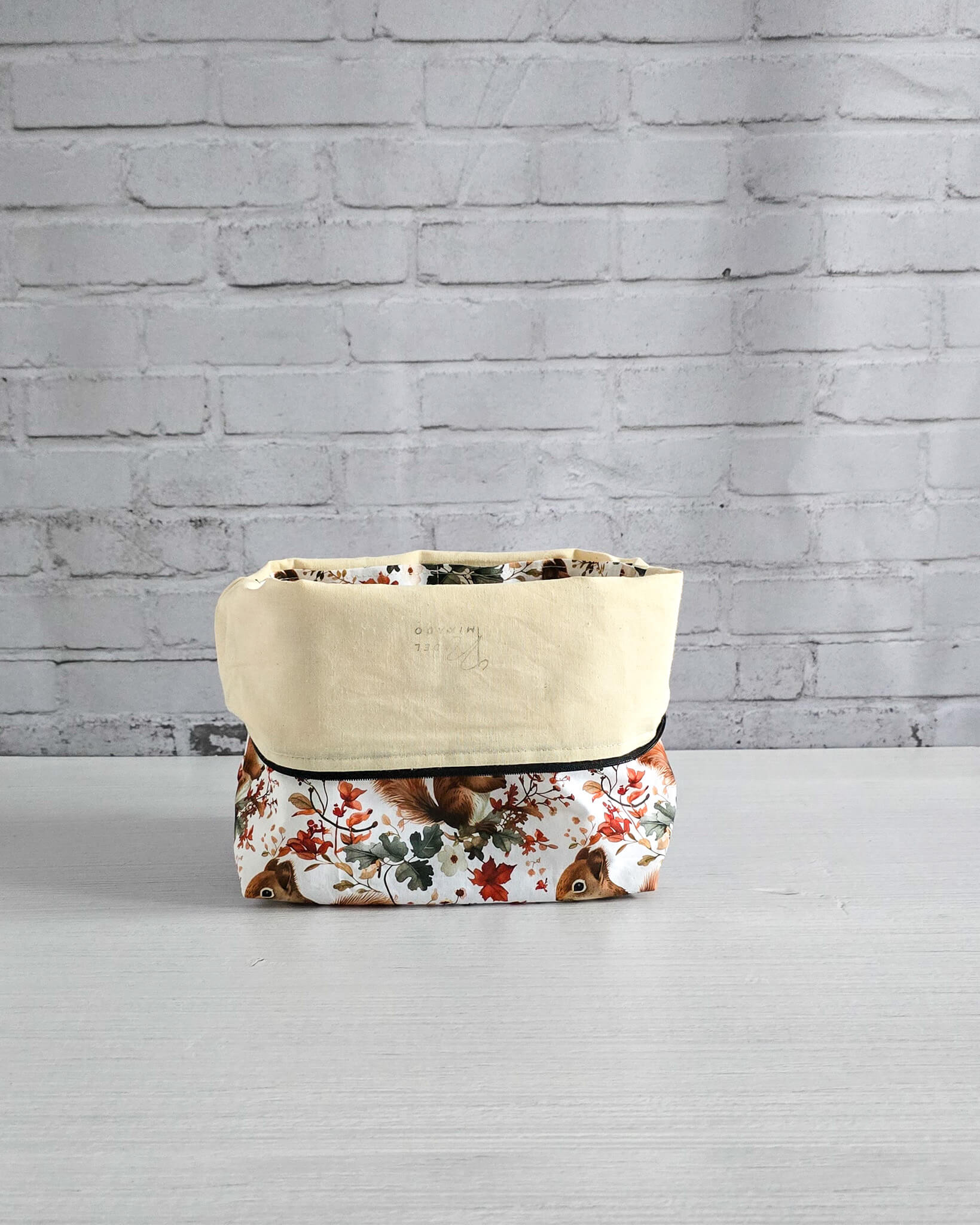 Njord Bag mit Eichhörnchenmotiv, handgenähte Reißverschlusstasche von Nadelmikado aus Bayern