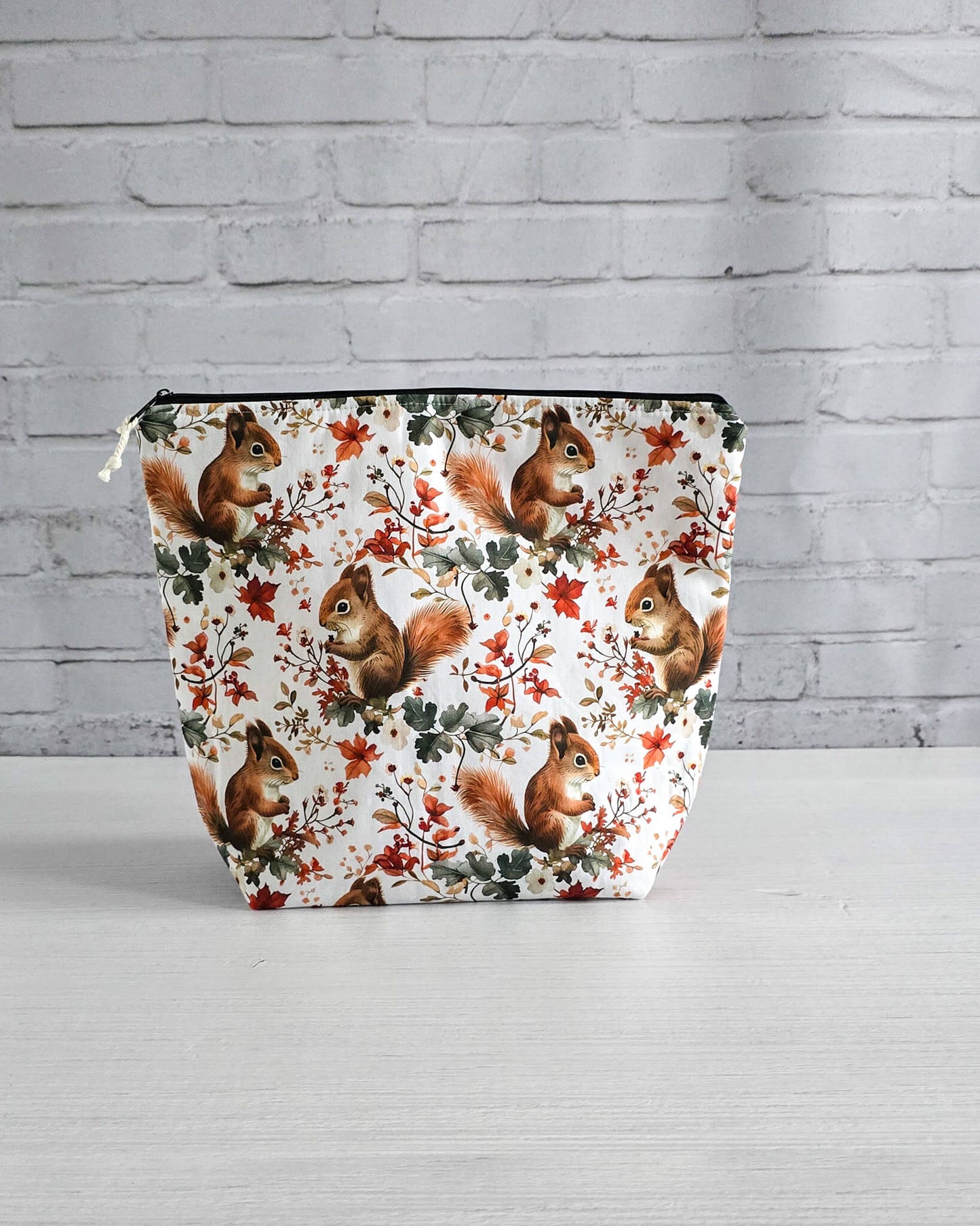 Njord Bag mit Eichhörnchenmotiv, handgenähte Reißverschlusstasche von Nadelmikado aus Bayern