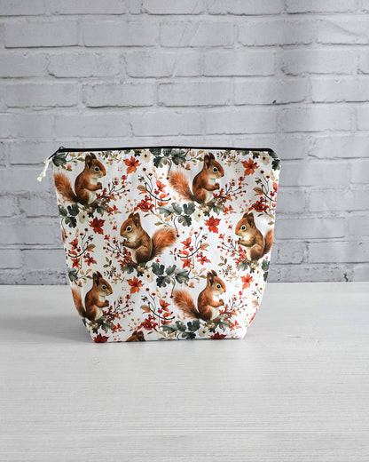 Njord Bag mit Eichhörnchenmotiv, handgenähte Reißverschlusstasche von Nadelmikado aus Bayern