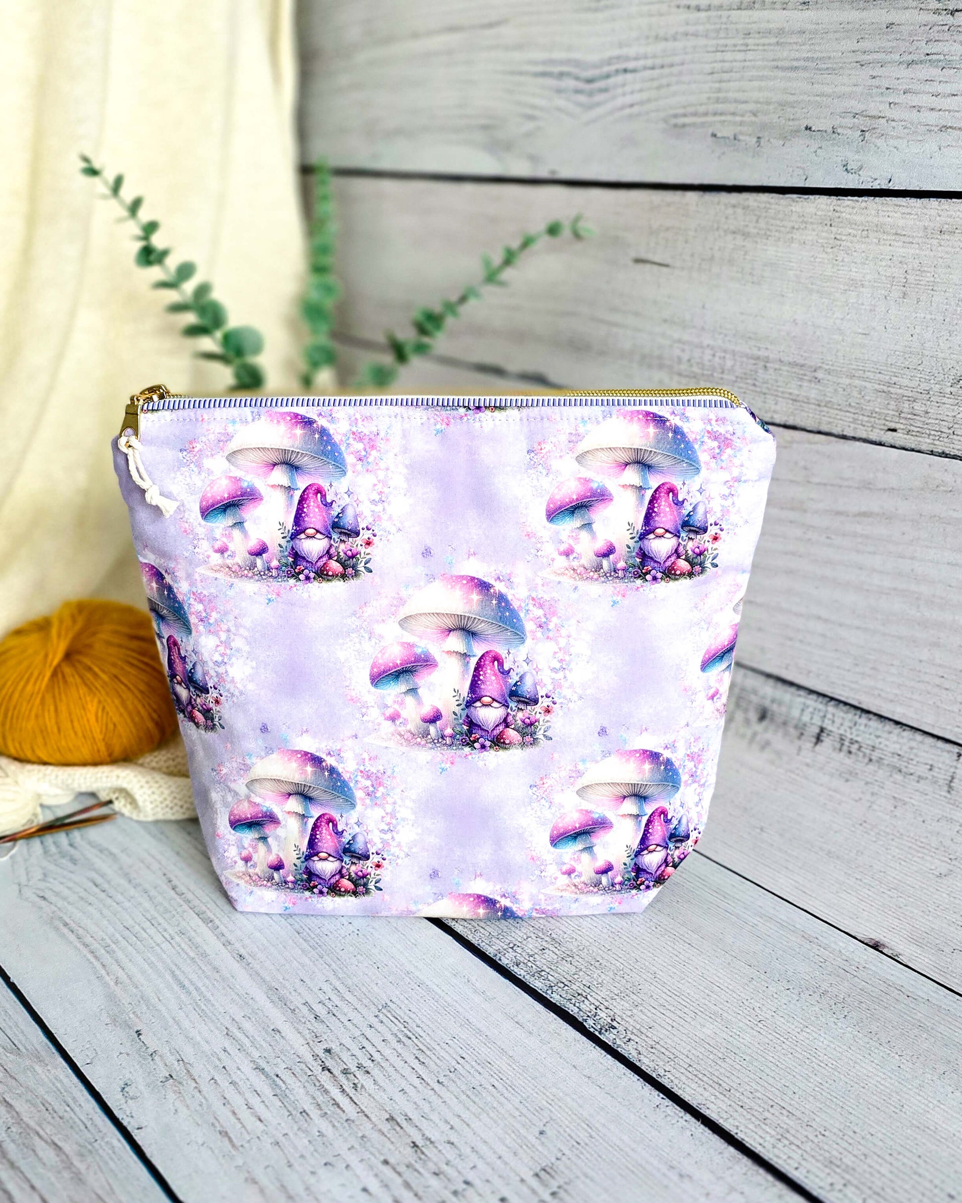 Njord Bag Fairy Shrooms – Projekttasche mit Pilzmotiv in Lila, handgenäht in Bayern von Nadelmikado