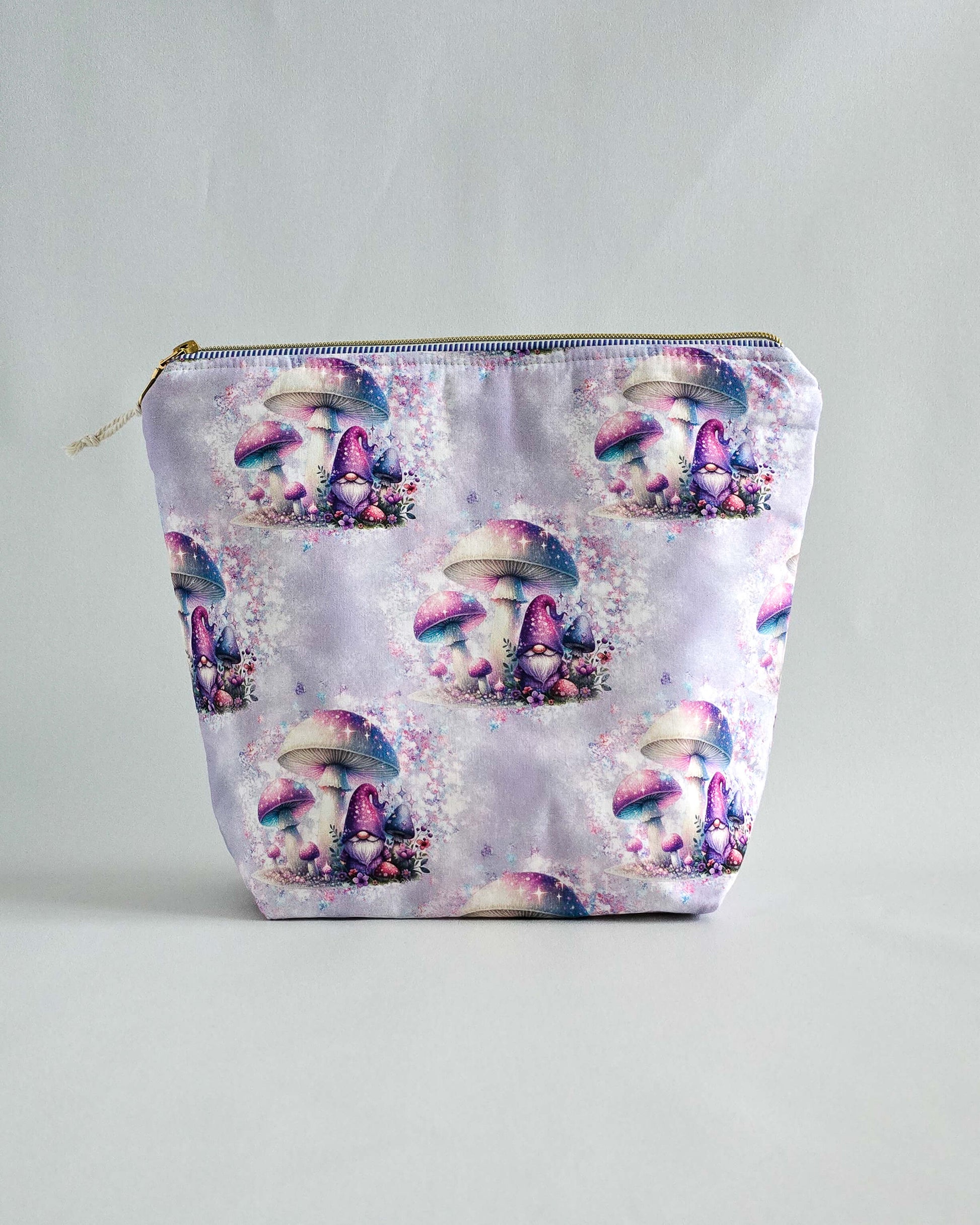 Njord Bag Fairy Shrooms – Projekttasche mit Pilzmotiv in Lila, handgenäht in Bayern