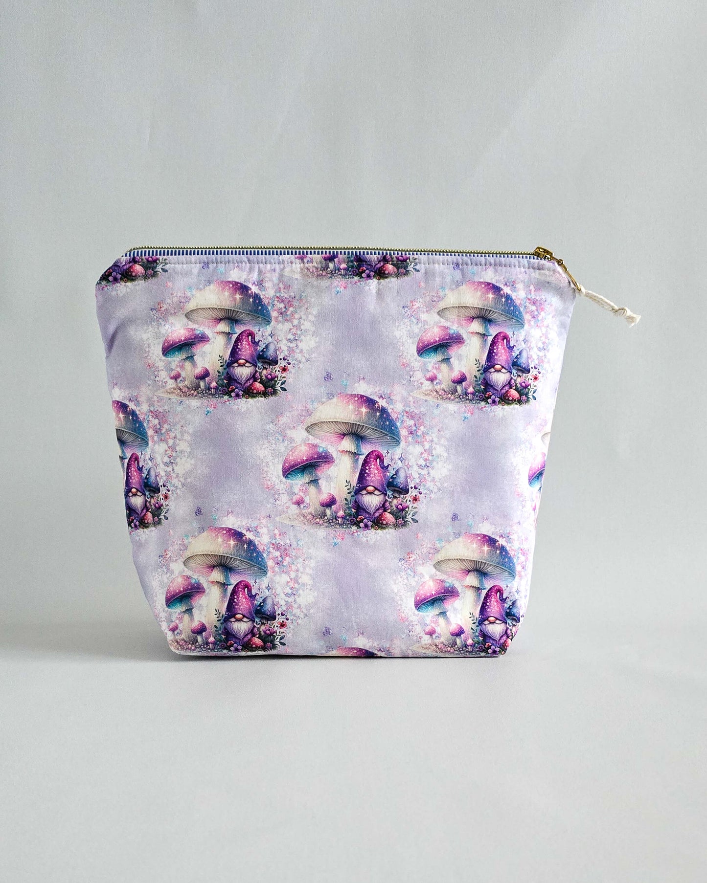 Njord Bag Fairy Shrooms – Projekttasche mit Pilzmotiv in Lila, handgenäht in Bayern