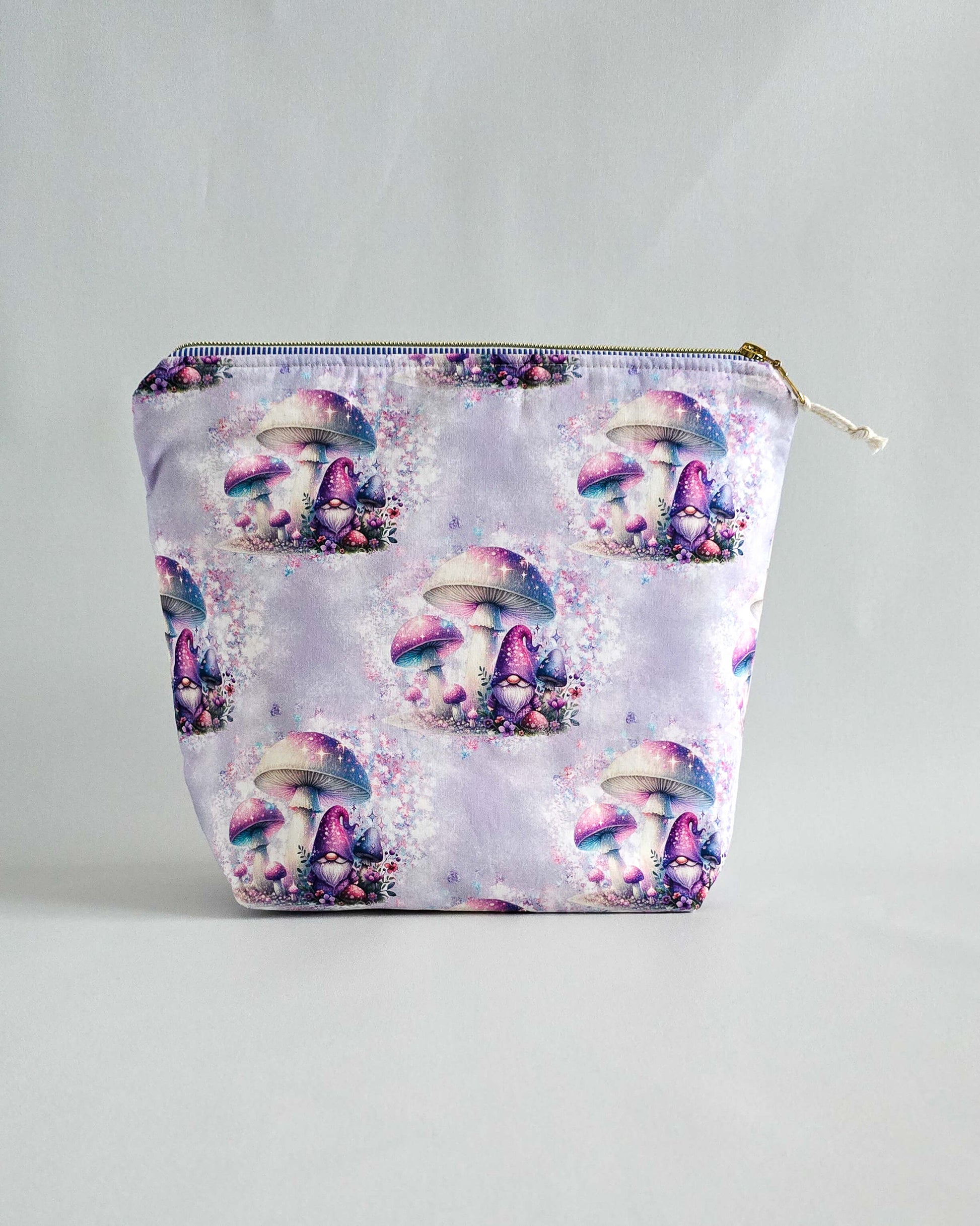 Njord Bag Fairy Shrooms – Projekttasche mit Pilzmotiv in Lila, handgenäht in Bayern