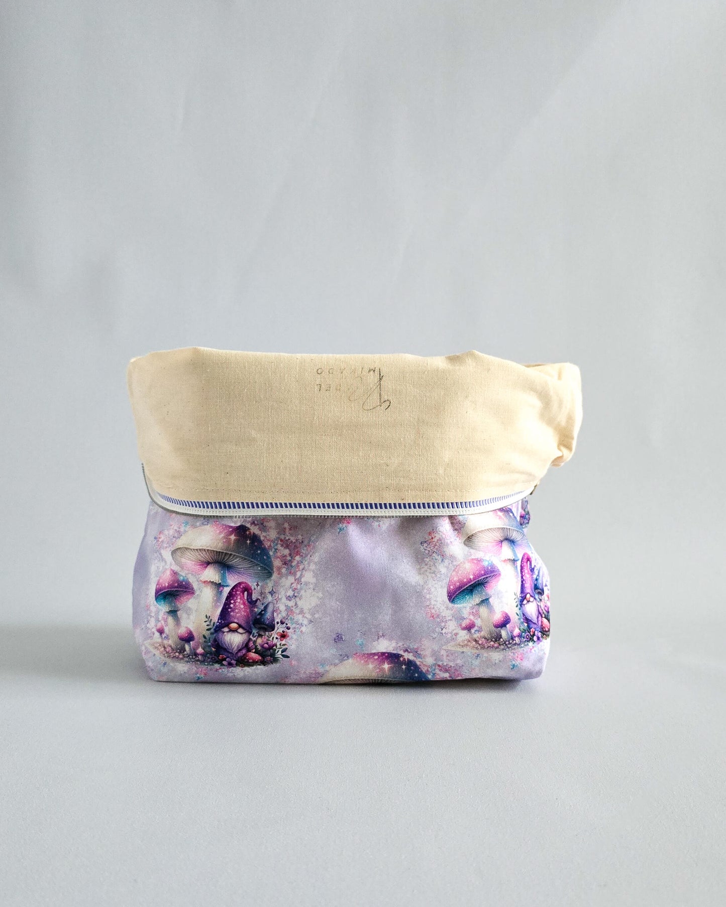 Njord Bag Fairy Shrooms – Projekttasche mit Pilzmotiv in Lila, handgenäht in Bayern