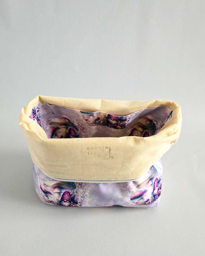 Njord Bag Fairy Shrooms – Projekttasche mit Pilzmotiv in Lila, handgenäht in Bayern von Nadelmikado