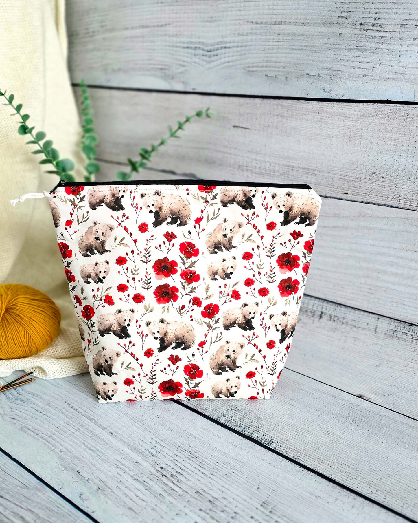 Njord Bag Little Bears & Poppies – Projekttasche mit Bärenmotiv, handgenäht in Bayern von Nadelmikado