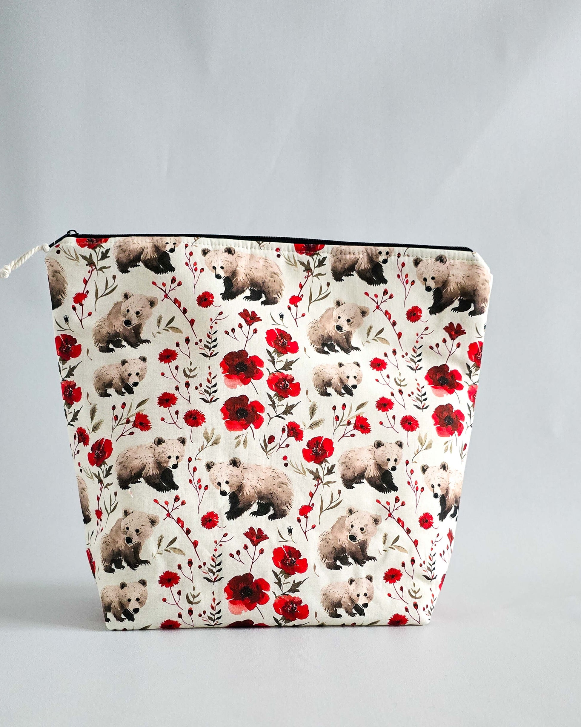Njord Bag Little Bears & Poppies – Projekttasche mit Bärenmotiv, handgenäht in Bayern von Nadelmikado