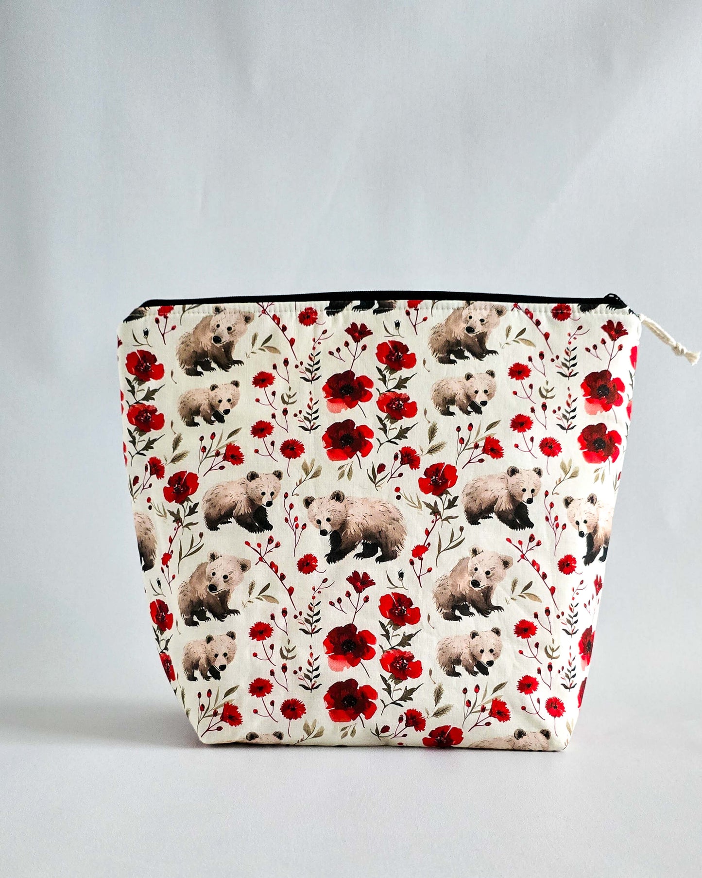 Njord Bag Little Bears & Poppies – Projekttasche mit Bärenmotiv, handgenäht in Bayern von Nadelmikado