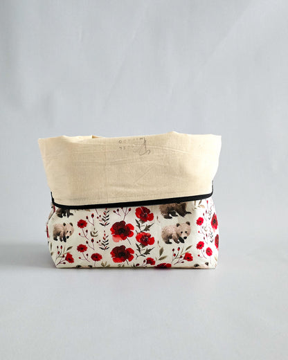 Njord Bag Little Bears & Poppies – Projekttasche mit Bärenmotiv, handgenäht in Bayern von Nadelmikado